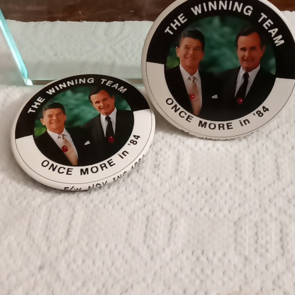 One Reagan- Busch Giant Campaign Button flashing musical novelty, 4 Inch Approx